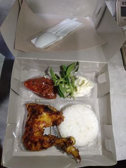 Nasi Kotak Ayam Bakar Lalapan