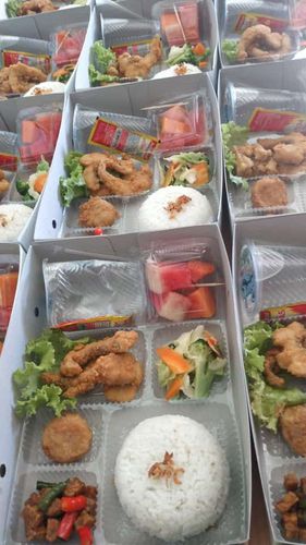 Paket Nasi dan Snack box - Rp 51000