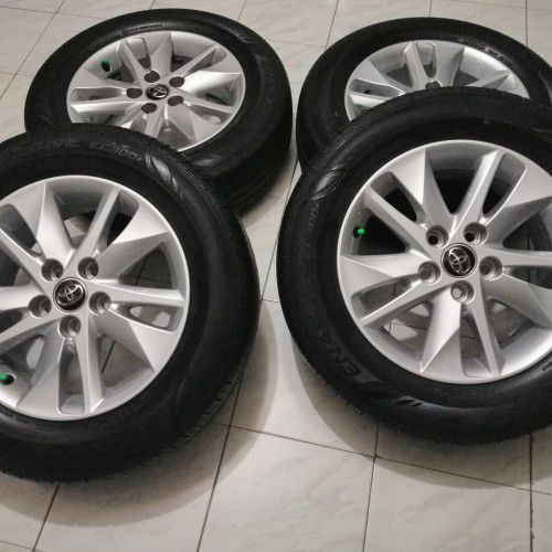 Ban Mobil Innova R 16