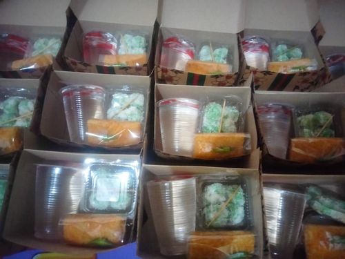 Snack Box A isi : risol mayo,klepon,puding gula jawa,air mineral 240ml