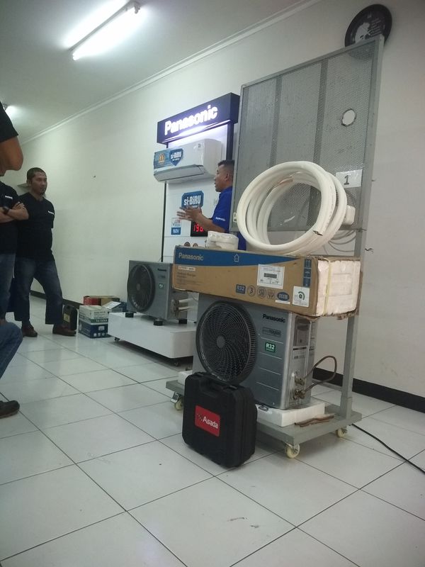 Retrofitting unit ac split wall dengan refrigerant Hydrocarbon hemat listrik 10 sd 30 