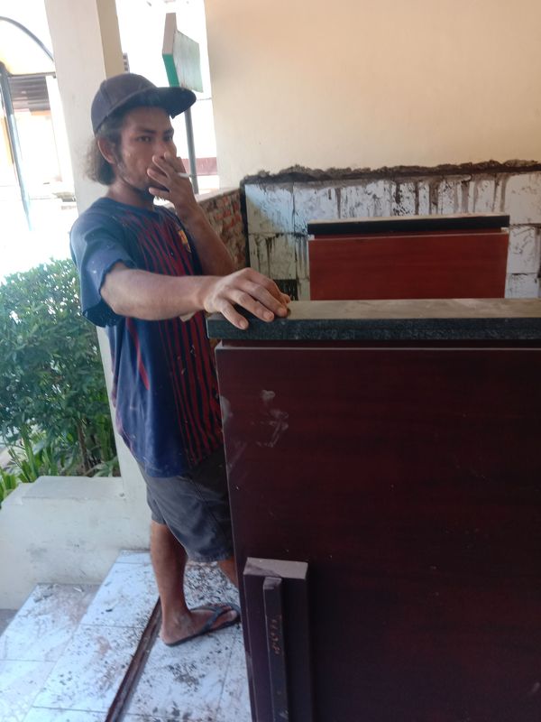 Pemeliharaan Mebel Ringan berupa politur spait Clear Gloss meja kerja ...