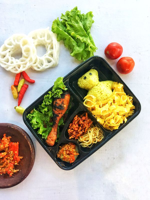 PAKET BENTO: Nasi Kuning Ayam Bakar Bento 1
