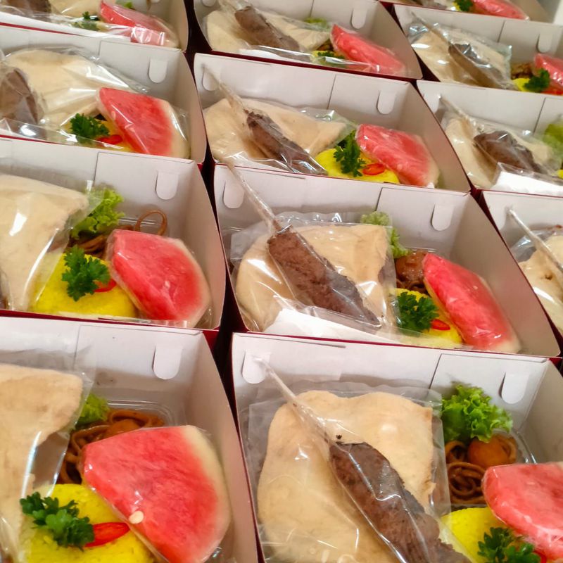 Penyajian Nasi Kuning dengan Menu Pedas