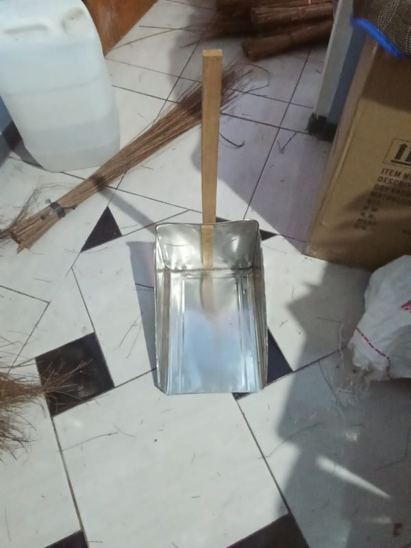 Dustpan Taman (Kaleng)