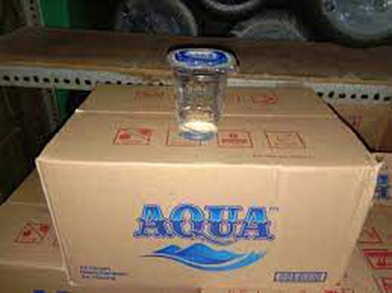 Air Mineral Gelas Merk Aqua 1045