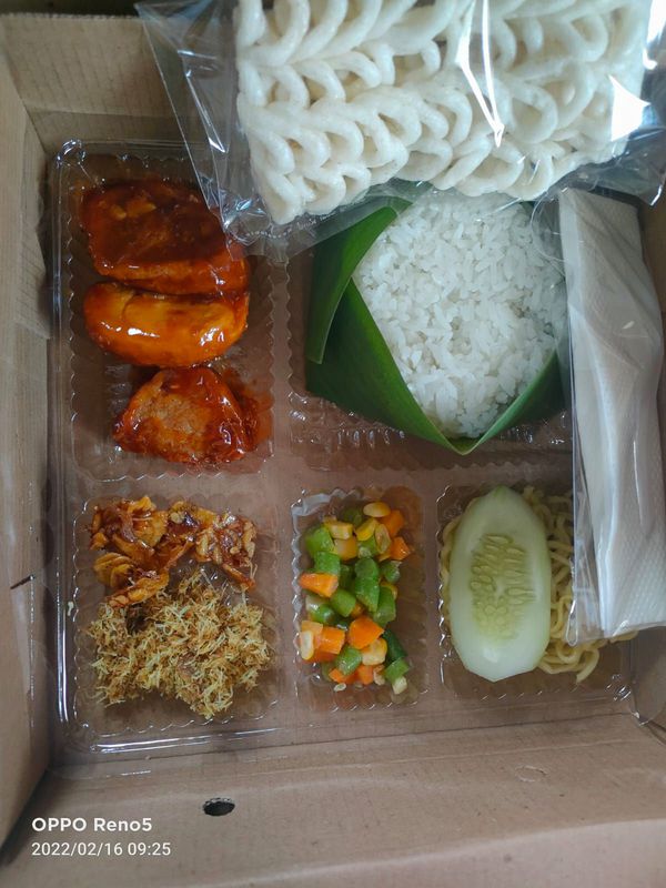 nasi rames telor rolade saos asam manis dengan sayur tumis dan kerupuk