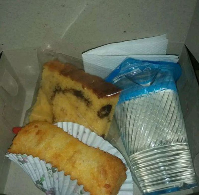 2 kue kotak kue+air mineral+tisu