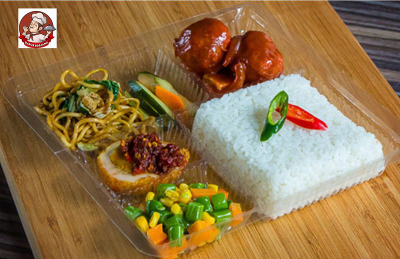 Telur balado yang disajikan dengan nasi putih dan keripik singkong