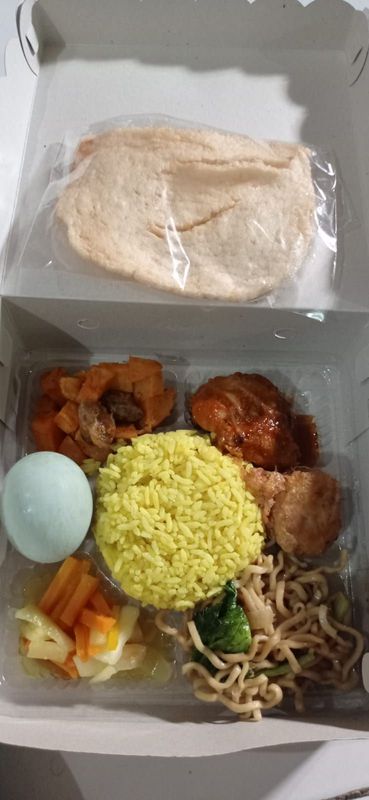 Piring usus ayam bumbu kuning dengan nasi putih dan sayuran