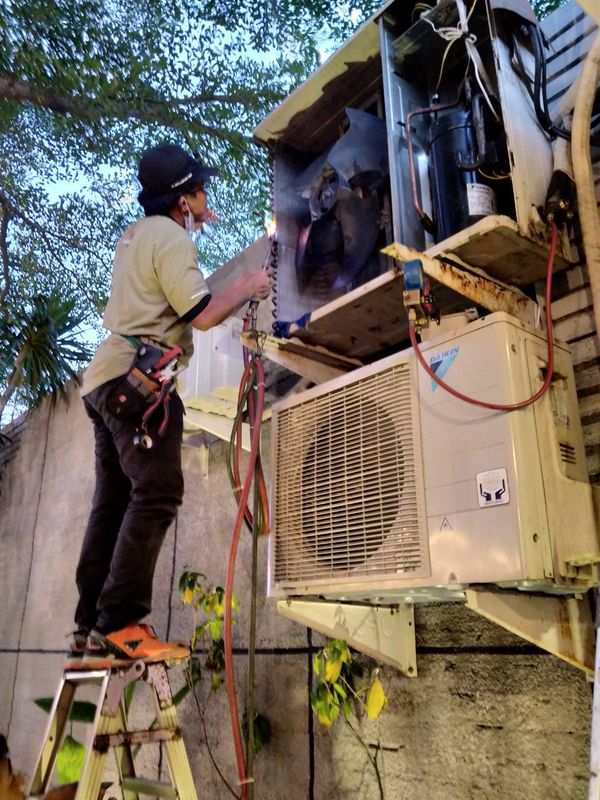cleaning service AC outdoor+indoor, isi gas freon full+service kapasitor