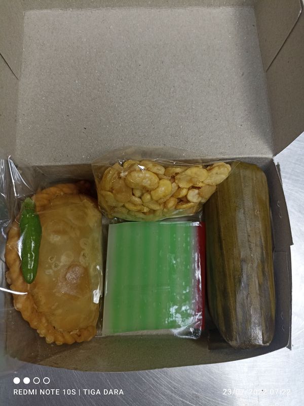 snack box - Sosis Sayur, Kue Lumpur,