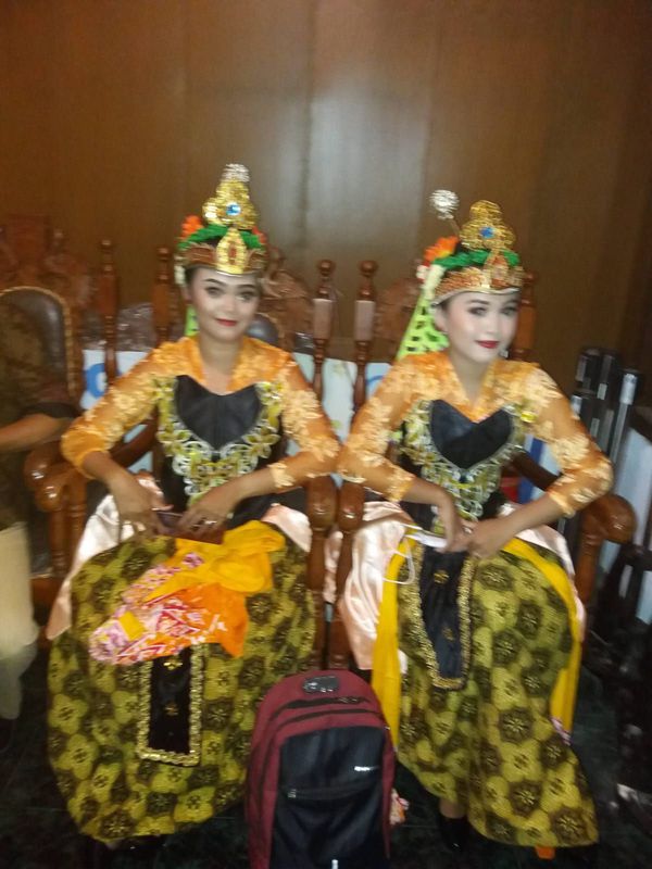 Penari Tarian Selamat Datang dengan pakaian dari bahan alami