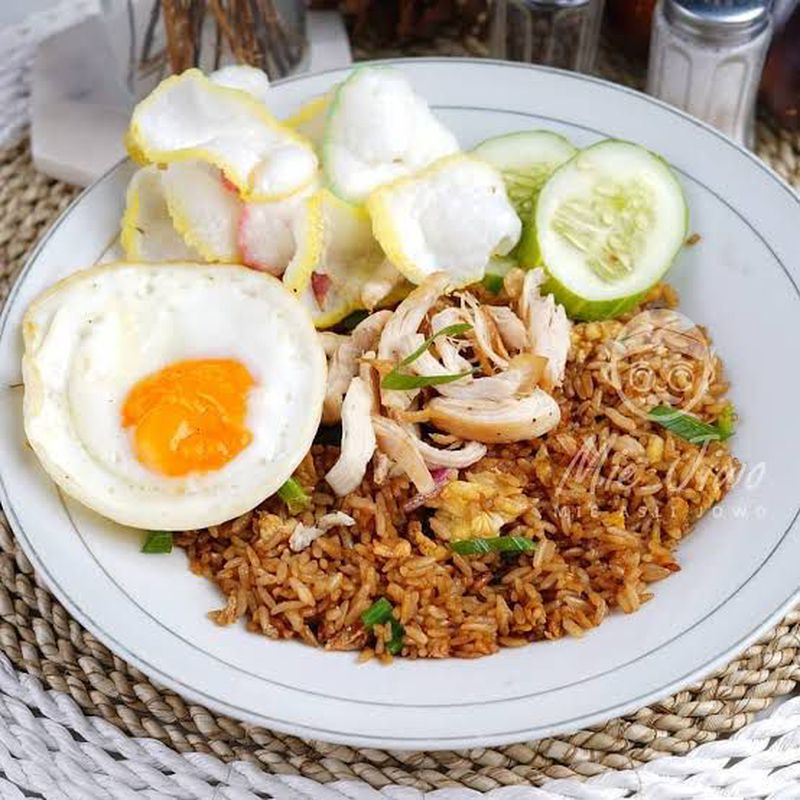 Nasi goreng telor dan ayam lengkal dengan krupuk