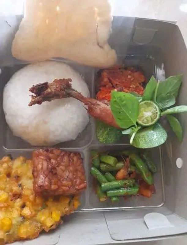 Nasi Box Ayam Geprek Pedas