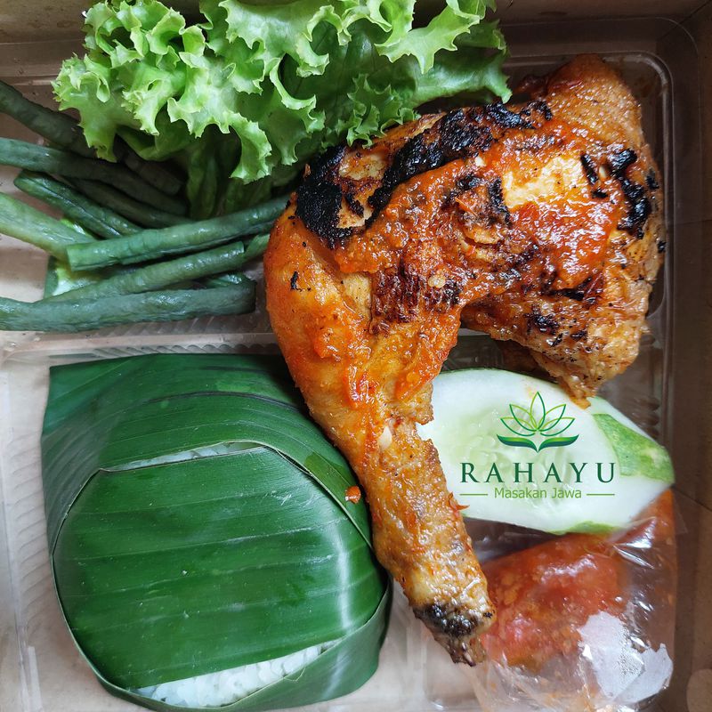 Ayam bakar disajikan bersama lalapan segar