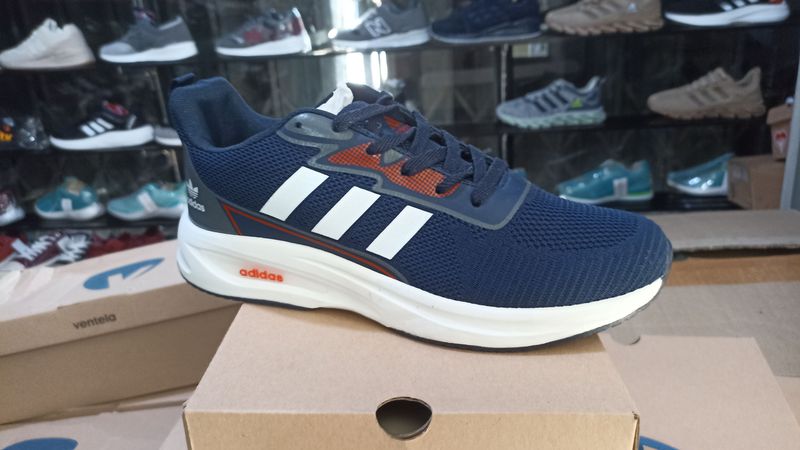 sepatu olahraga adidas