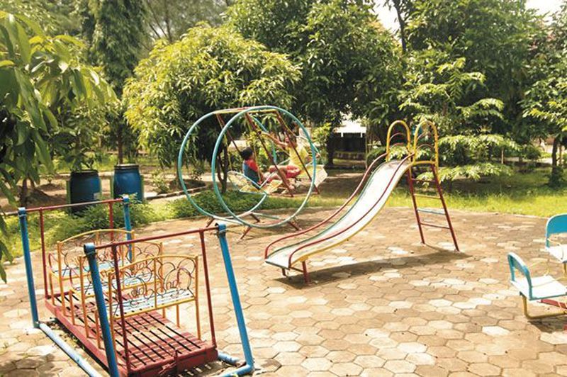 PEMBUATAN TAMAN BERMAIN