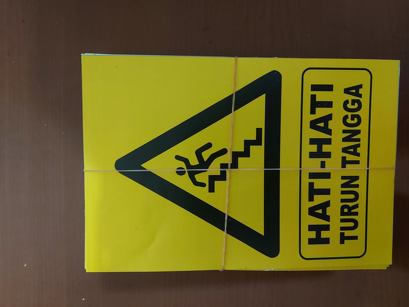 Stiker Rambu K3 - Hati - Hati Turun Tangga (lembar)