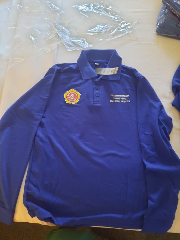 Kaos Berkerah Lengan Panjang