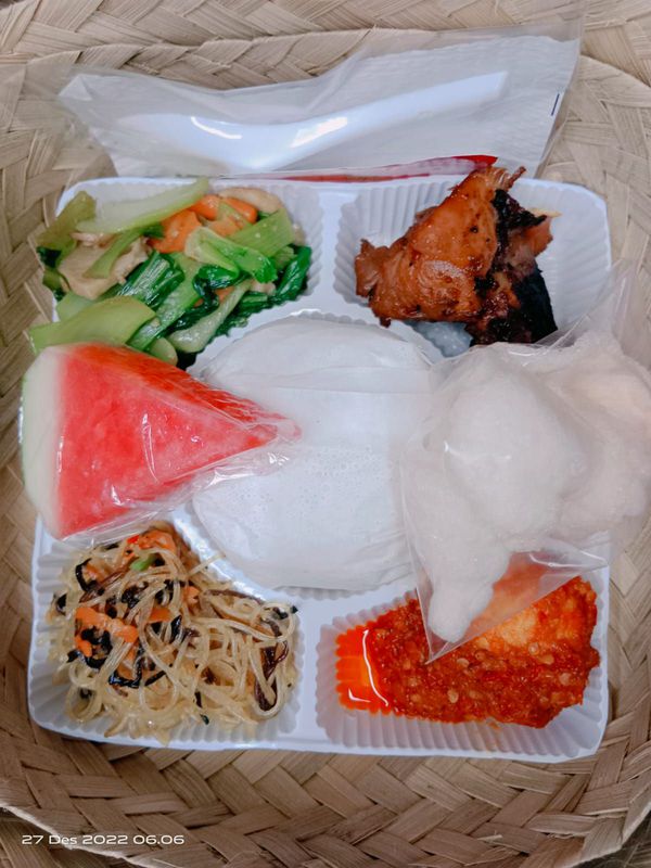 NASI BOX 28000 - Nasi Putih, Ayam Bistik (Negri), Capcay Jamur, Mie ...