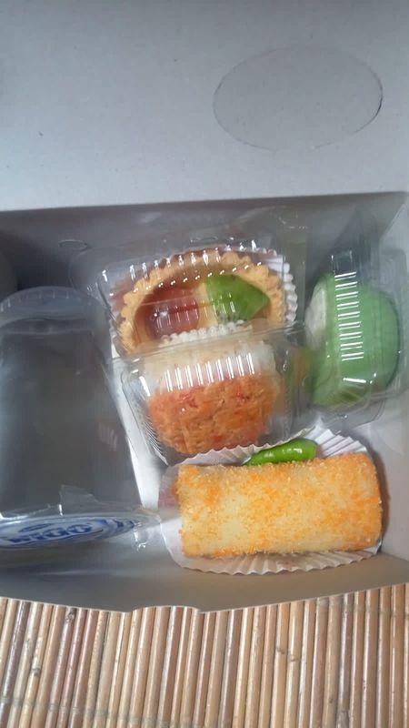 kue kotak - Isi 3 Kue Terdiri Dari 1 Asin Dan 2 Manis