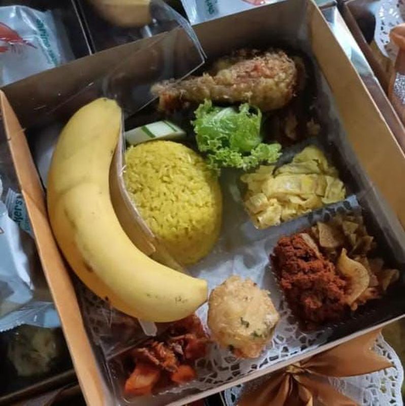 Nasi Kuning Box Isian Lengkap Istimewa Paket B (plus Air Mineral 330ml)