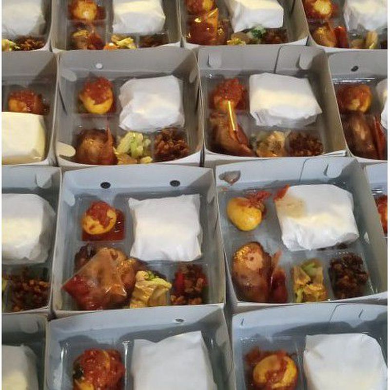 Paket Nasi Box (Nasi Putih, Ayam Bakar, Telur, Sayur, Air Mineral)