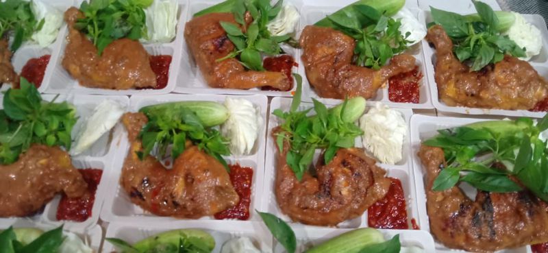 Nasi Box + Jajan 3 (Lauk Ayam Bakar) - Variasi Snack