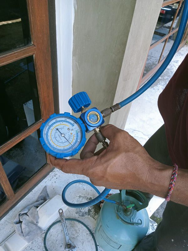 Penambahan Gas Refrigrent atau Freon Air Conditioner