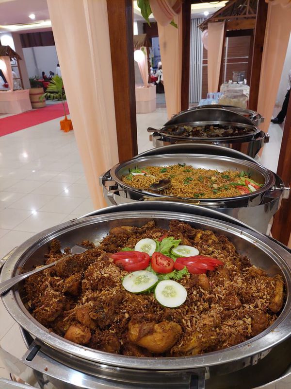 Makanan dan Minuman Prasmanan (Lunch atau Dinner Buffet)