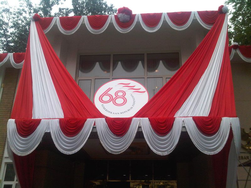 DEKORASI RUMBAI KAIN MERAH PUTIH