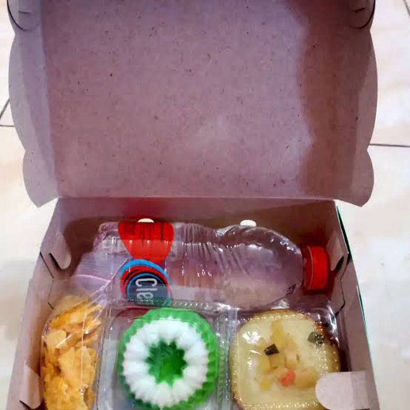 Snack Box Jajanan Kue Subuh Risoles Kue Klepon Kue Lapis Bolu Kukus Kue Putri Mandi