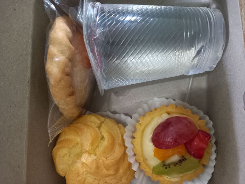 Snack Box isi kue sus, pie buah, pastel telur sayur, mineral gelas dan ...