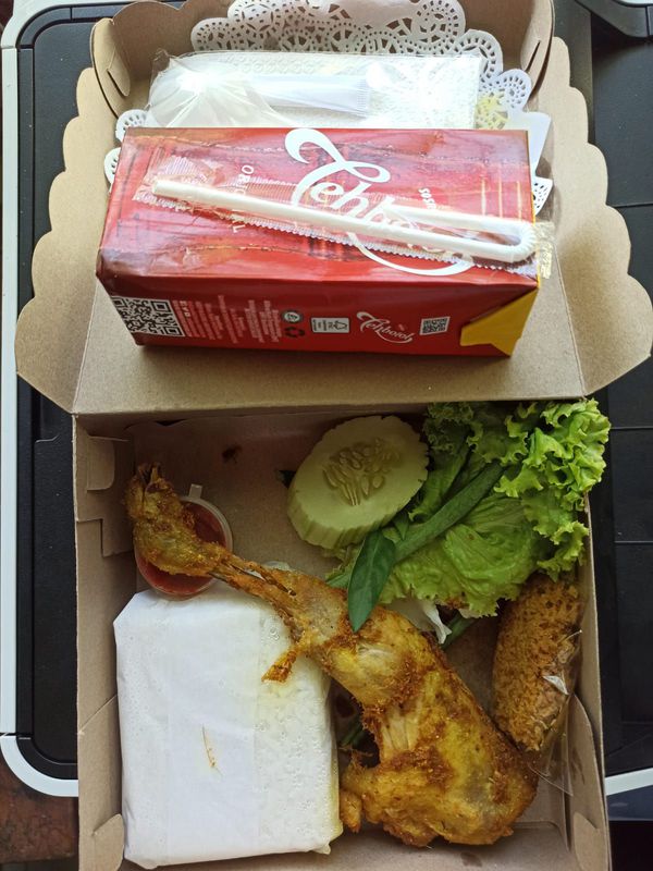 Nasi Kotak Ayam Goreng Lalapan