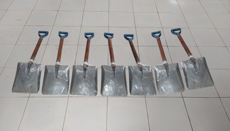 Sekop Besi