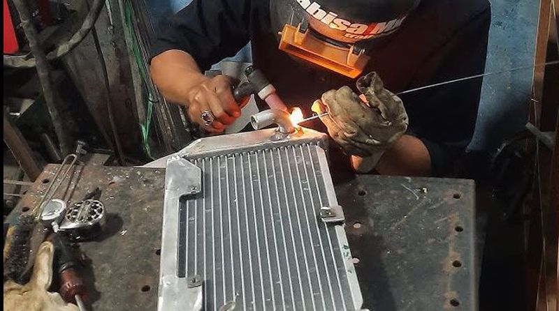 Pembersihan dan pengelasan radiator Excavator