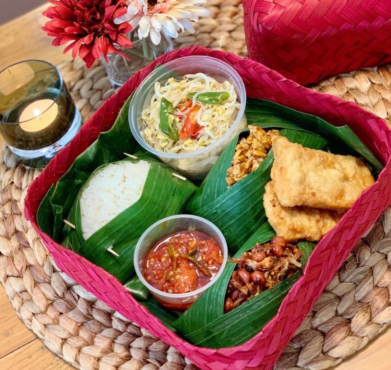 nasi box roti mulia nasi ayam atau daging sapi sayur rempah jawa