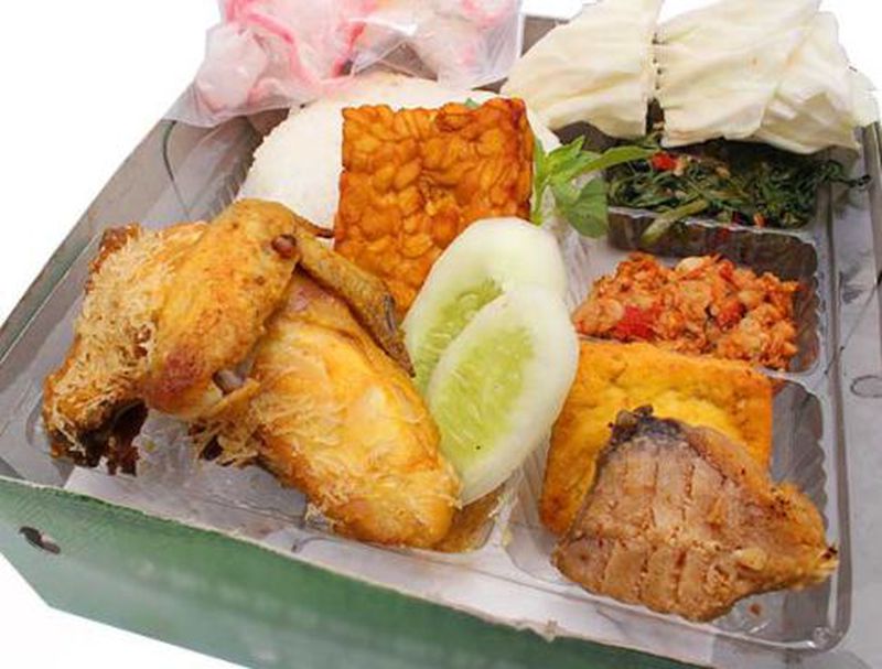 Nasi+ Ayam Goreng + sayur+ tahu tempe/perkedel/bakwan + sambal