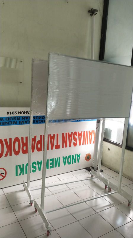 WHITE BOARD 60 x 120 BER KAKI +RODA )