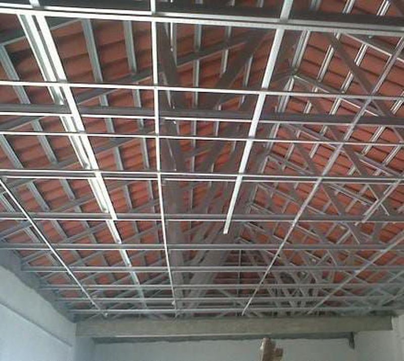Pas. Rangka Plafond Holo