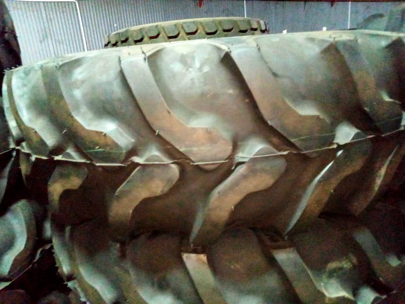Ban Loader Belakang, 16.9-24-12pr-AT621