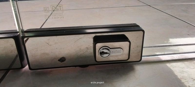 Kunci Pintu Kaca Tempered / Patch Fitting Corner Lock