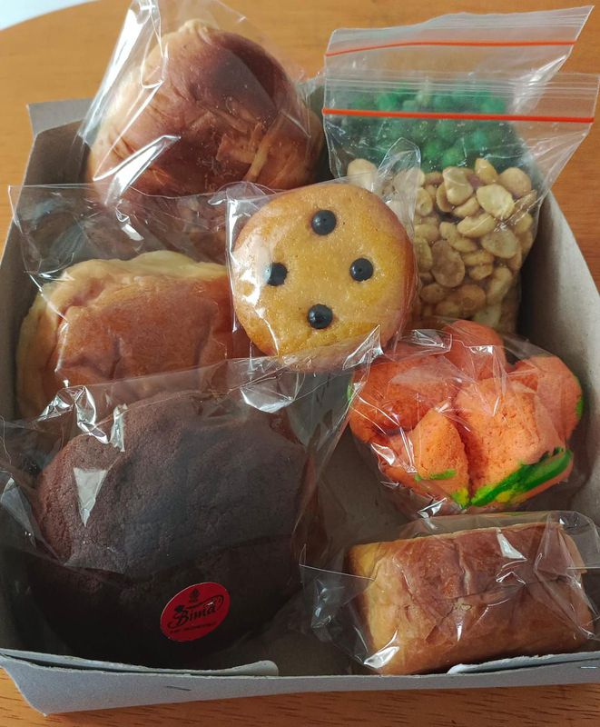 aneka snack roti dan kue tradisional dan cemilam kering
