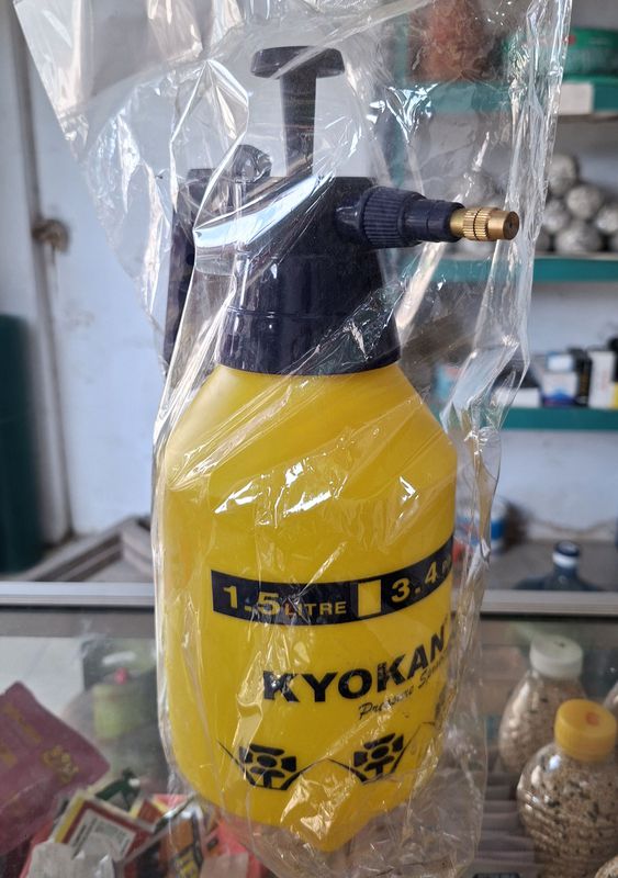 SEMPROTAN RUMPUT ukuran sedang 1,5 liter