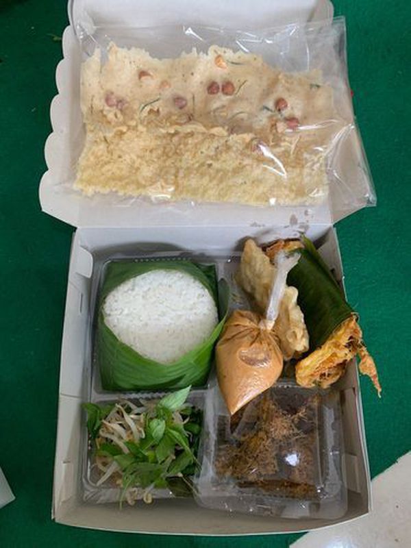 Nasi Kotak (nasi, kulupan+sambel pecel, empal/(paru+telor dadar), tempe ...